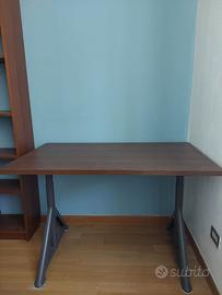 Scrivania ikea (Idasen)