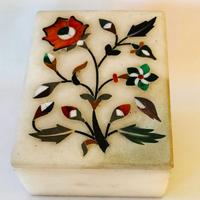 Scatola vecchia in marmo