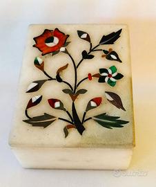 Scatola vecchia in marmo