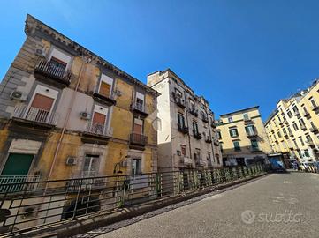 2 LOCALI A NAPOLI