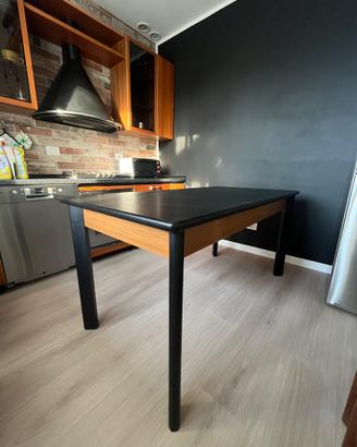 Tavolo in legno nero allungabile