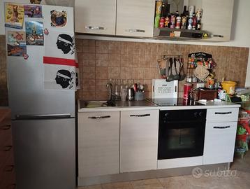 Cucina con tavolo