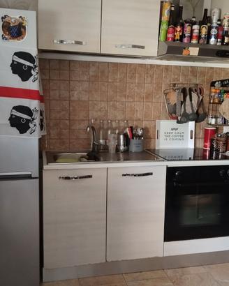 Cucina con tavolo