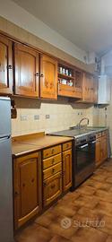 Cucina con Frigorifero+ tavolo com sedie
