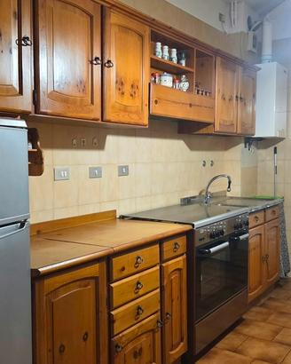 Cucina con Frigorifero+ tavolo com sedie