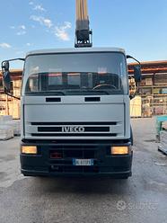 Camion con gru Iveco 170E23