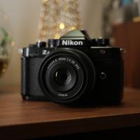 Nikon Zf + 40mm F2 Nital + acc. SOLO 3418 SCATTI