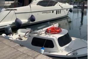 Barca pilotina semiplanante
