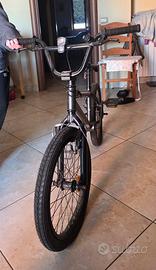 Bicletta BMX freestyle nero stile semplice
