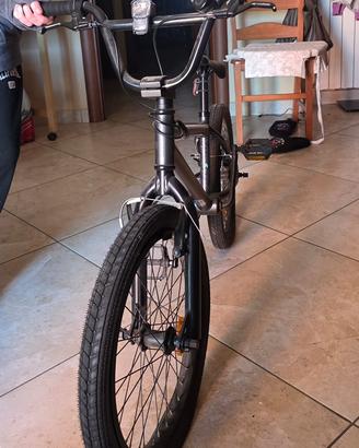 Bicletta BMX freestyle nero stile semplice