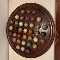 Dama cinese con base in legno e pietre dure