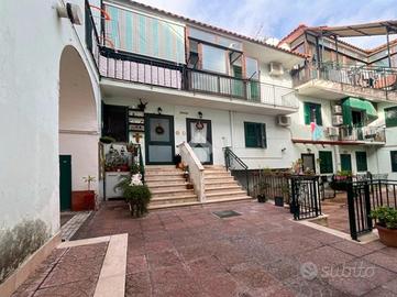 CASA SEMINDIPENDENTE A TORRE DEL GRECO
