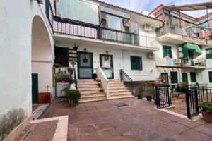 CASA SEMINDIPENDENTE A TORRE DEL GRECO