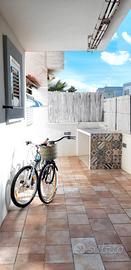 Appartamento con patio esterno a 50 m.dal mare