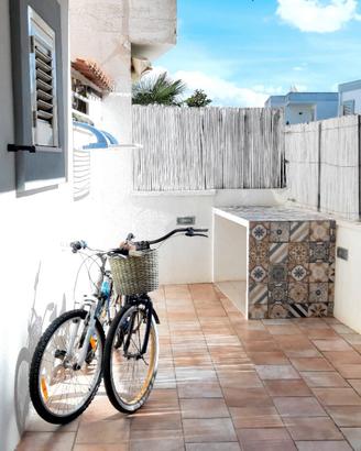 Appartamento con patio esterno a 50 m.dal mare