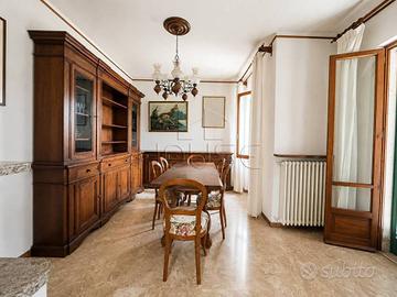 Appartamento di 90 m² con 4 locali e posto auto a 