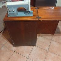 Macchina per cucire Necchi vintage