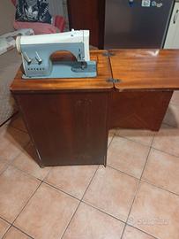Macchina per cucire Necchi vintage