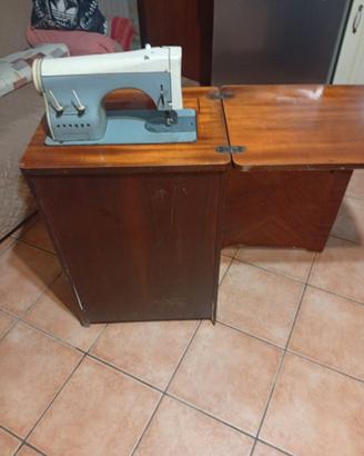 Macchina per cucire Necchi vintage