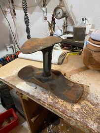 Vecchia incudine da calzolaio