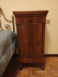 Coppia di comodini antichi