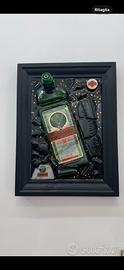 Quadro artigianale con bottiglia di liquore 