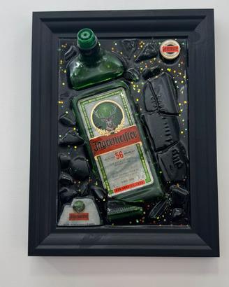 Quadro artigianale con bottiglia di liquore 