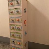 Piccola cassettiera per bambini con omaggi