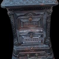 Antica stufa a legna in ghisa 