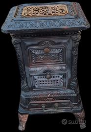 Antica stufa a legna in ghisa 