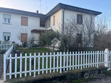 CASA SEMINDIPENDENTE A CASTELNOVO DI SOTTO