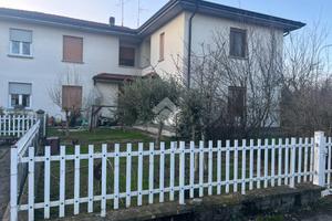 CASA SEMINDIPENDENTE A CASTELNOVO DI SOTTO