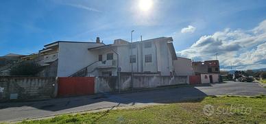 Indipendente su tre livelli con ampio cortile