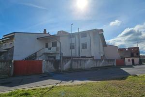 Indipendente su tre livelli con ampio cortile