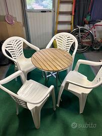 Set da esterno: tavolo e 4 sedie