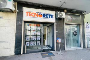 NEGOZIO A NAPOLI