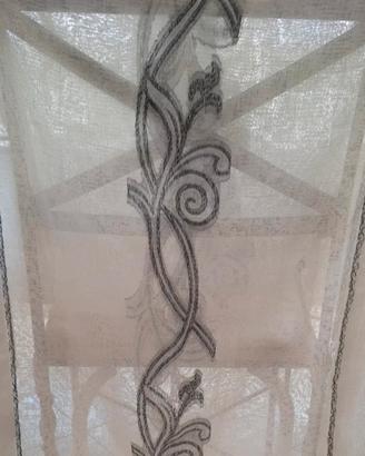 Elegante Tenda in Organza con Ricamo Floreale 