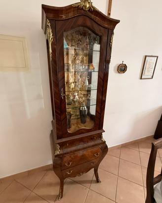 Vetrina alta stretta a una porta con cassetto