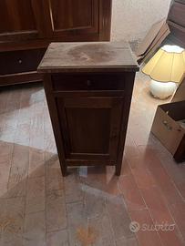 Comodino di legno dolce