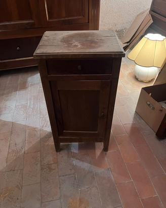 Comodino di legno dolce