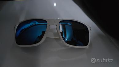 occhiali da sole oakley bianchi usati due volte