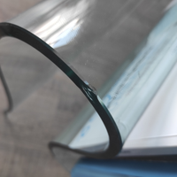 Tavolino di cristallo con portariviste