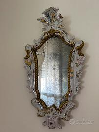 Due specchiere gemelle con cornice in maiolica