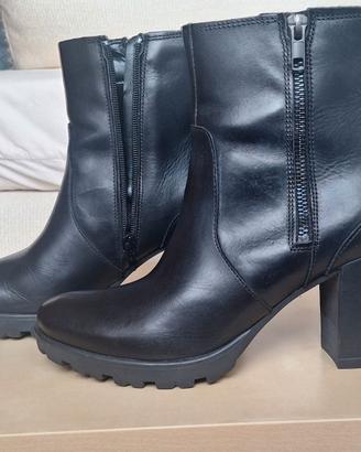 stivaletto in pelle e suola  gomma