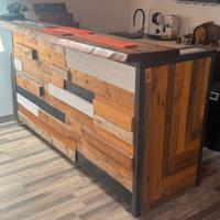 Bancone bar artigianale in legno e ferro stile ind