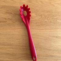 Mestolo per spaghetti in silicone rosso