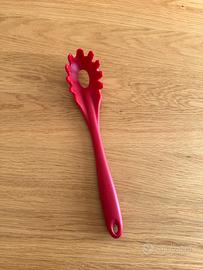 Mestolo per spaghetti in silicone rosso