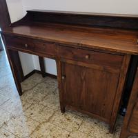 Scrivania in legno massello con cassetti e anta