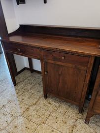 Scrivania in legno massello con cassetti e anta