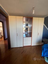 Armadio laminato crema con mensole e specchio